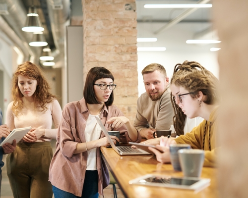 Visuel de personnes travaillant en groupe